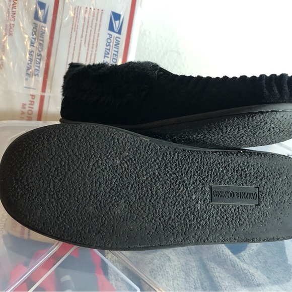 Minnetonka 40650 Women’s Black Suede Sheep Lined Slip On Slippers 9M - Picture 10 of 11